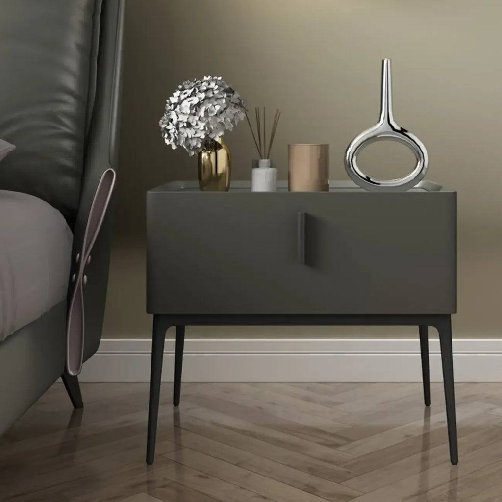 Table de chevet contemporaine à 4 pieds en similicuir beige avec tiroir