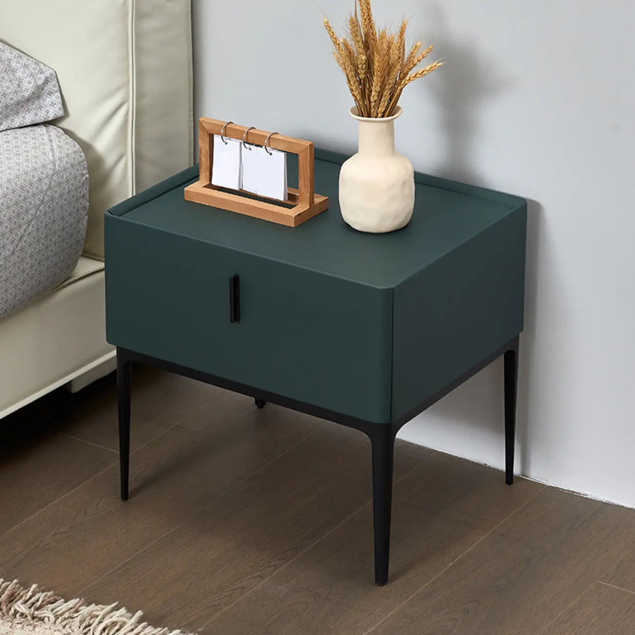 Table de chevet contemporaine à 4 pieds en similicuir beige avec tiroir