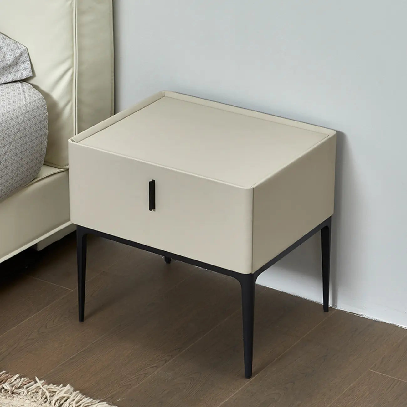Table de chevet contemporaine à 4 pieds en similicuir beige avec tiroir