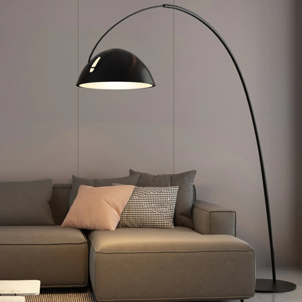 Lampadaire arqué en métal noir avec abat-jour et interrupteur au pied