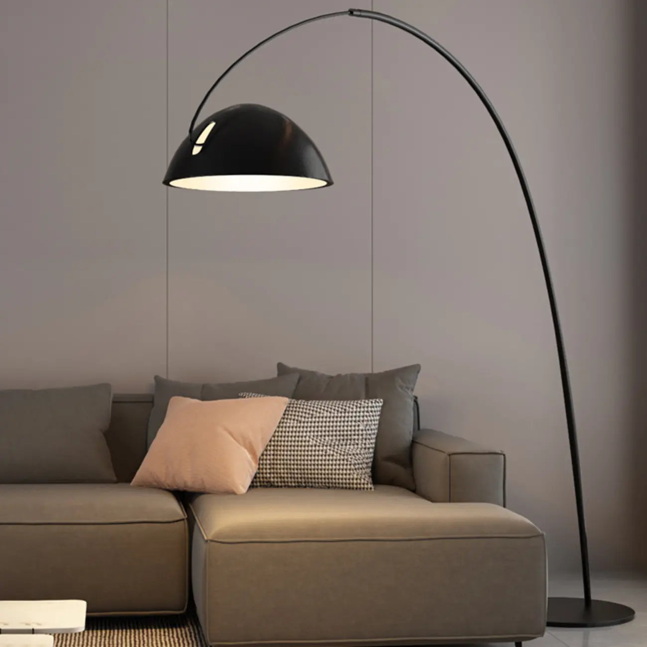 Lampadaire arqué en métal noir avec abat-jour et interrupteur au pied