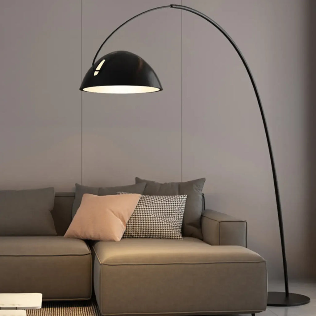 Lampadaire arqué en métal noir avec abat-jour et interrupteur au pied