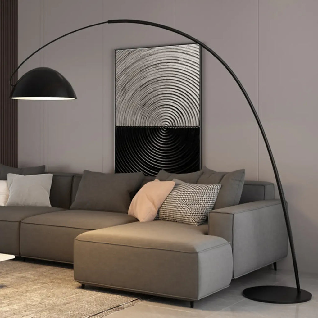 Lampadaire arqué en métal noir avec abat-jour et interrupteur au pied