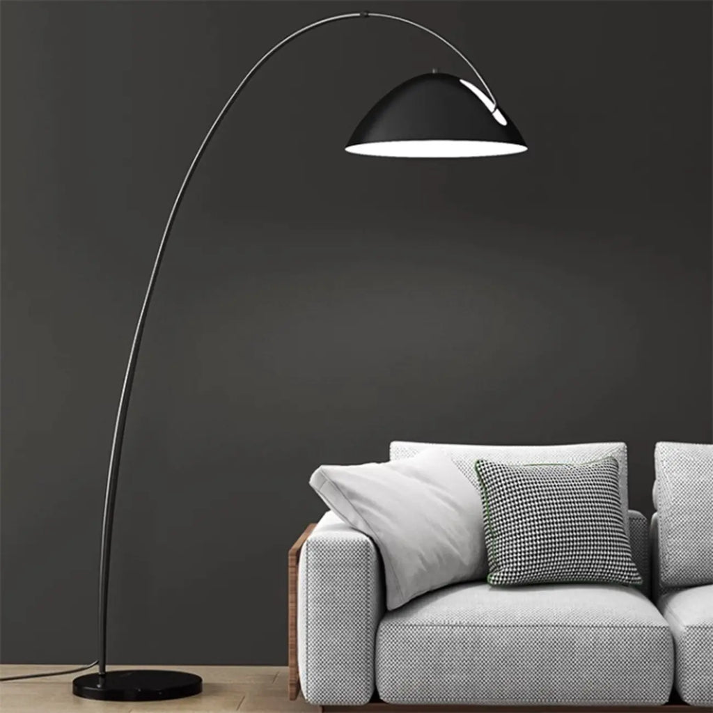 Lampadaire arqué en métal noir avec abat-jour et interrupteur au pied