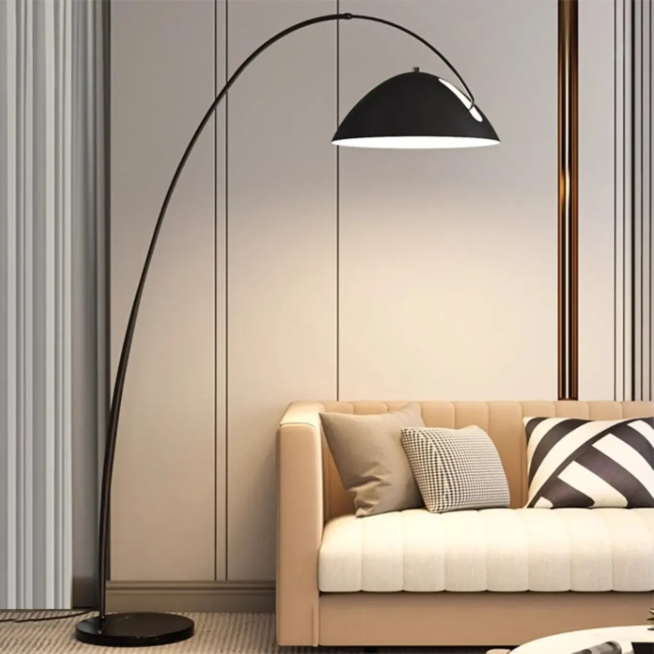 Lampadaire arqué en métal noir avec abat-jour et interrupteur au pied