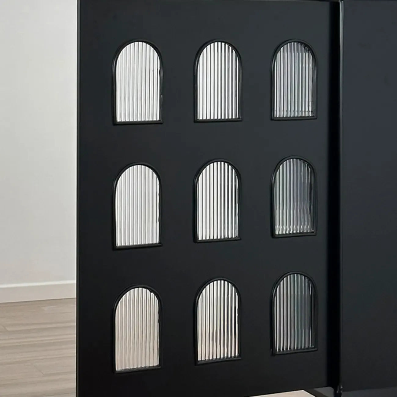 Élégant meuble de rangement d'appoint en bois noir à 9 panneaux de verre