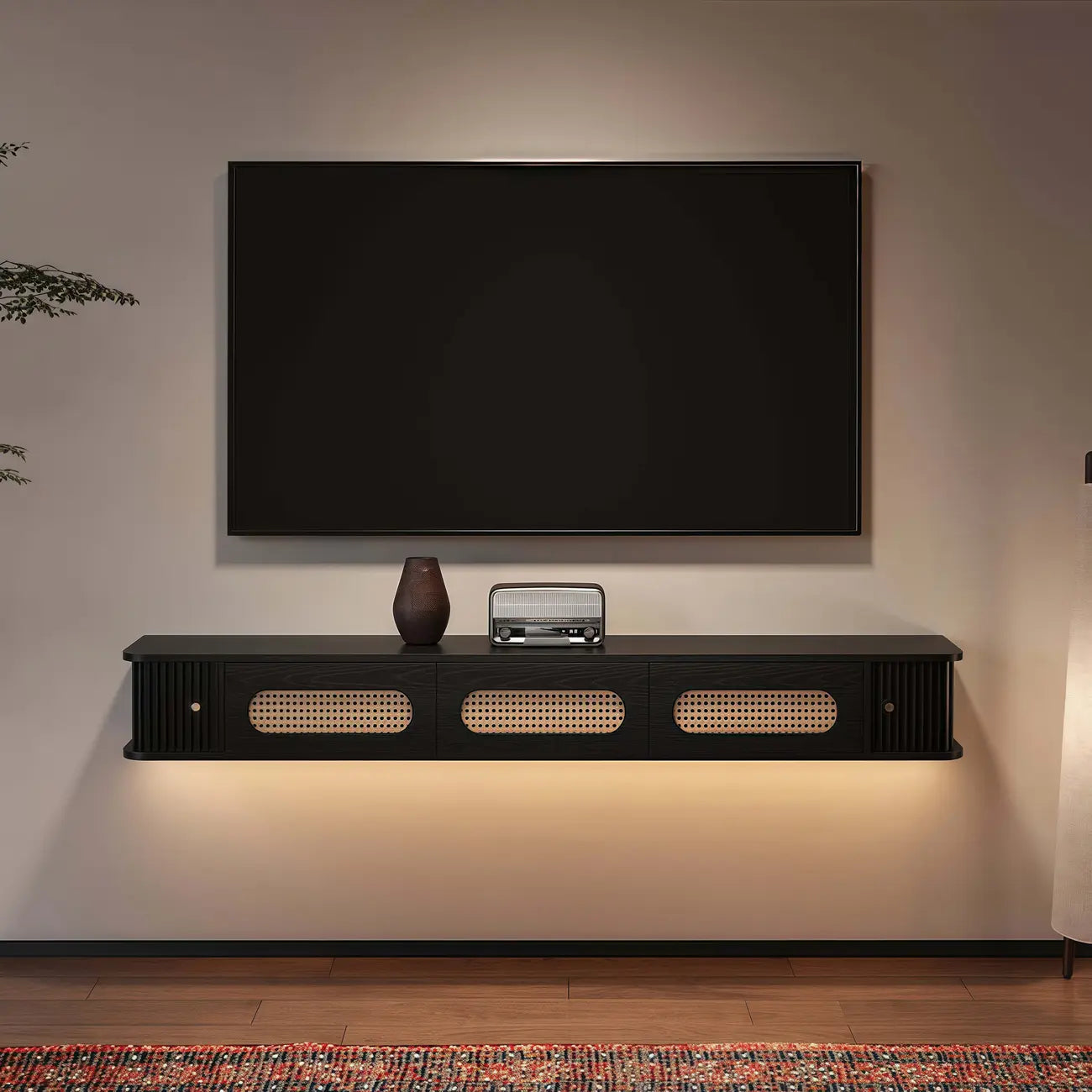 Meuble TV suspendu style Mid-Century avec portes en rotin noir à 3 tiroirs