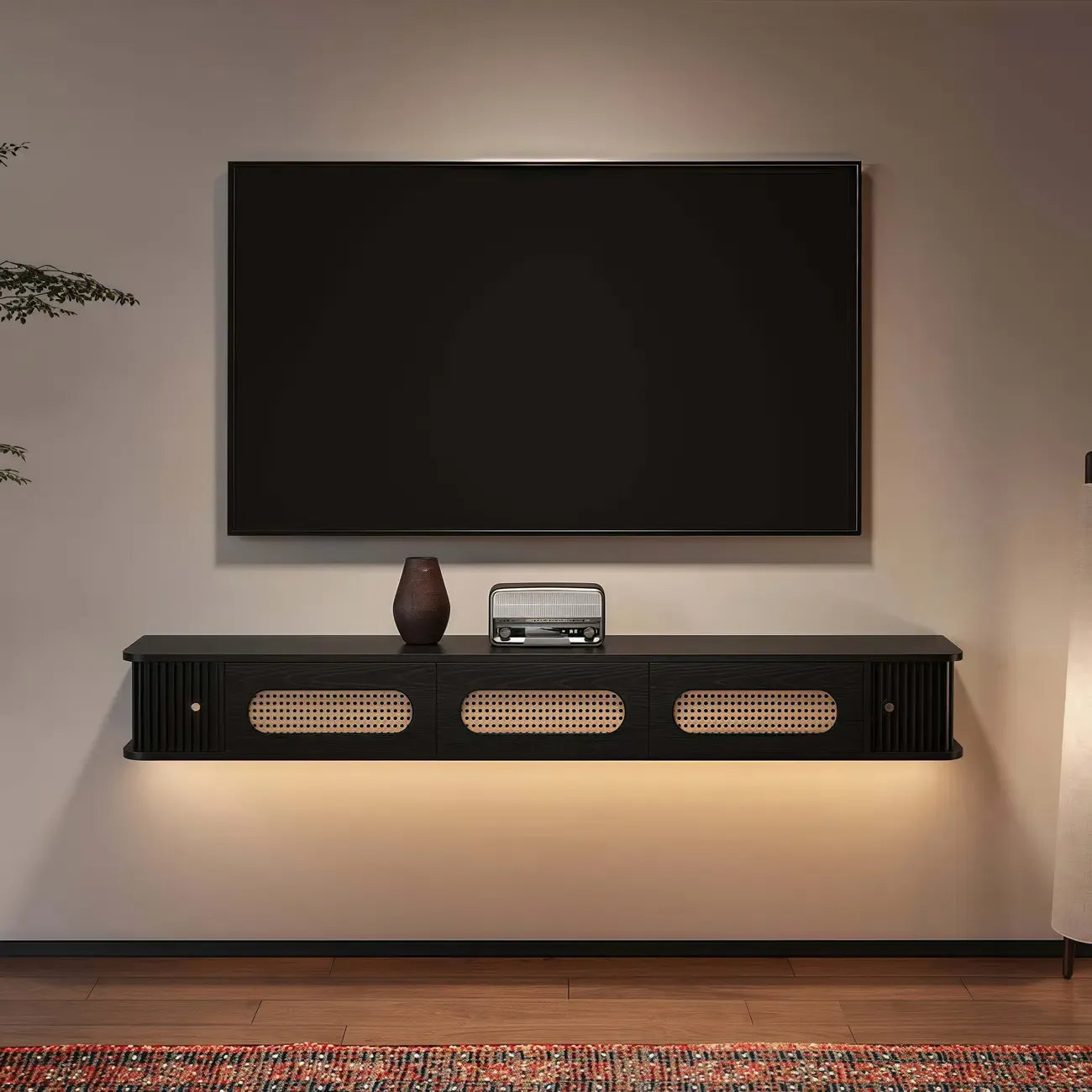 Meuble TV suspendu style Mid-Century avec portes en rotin noir à 3 tiroirs