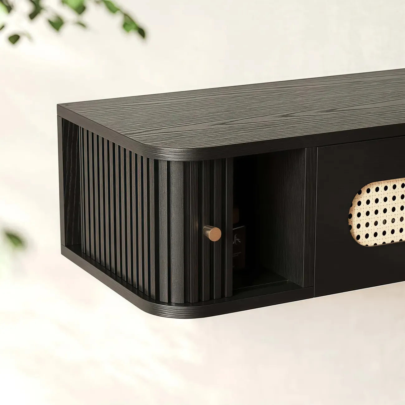 Meuble TV suspendu style Mid-Century avec portes en rotin noir à 3 tiroirs
