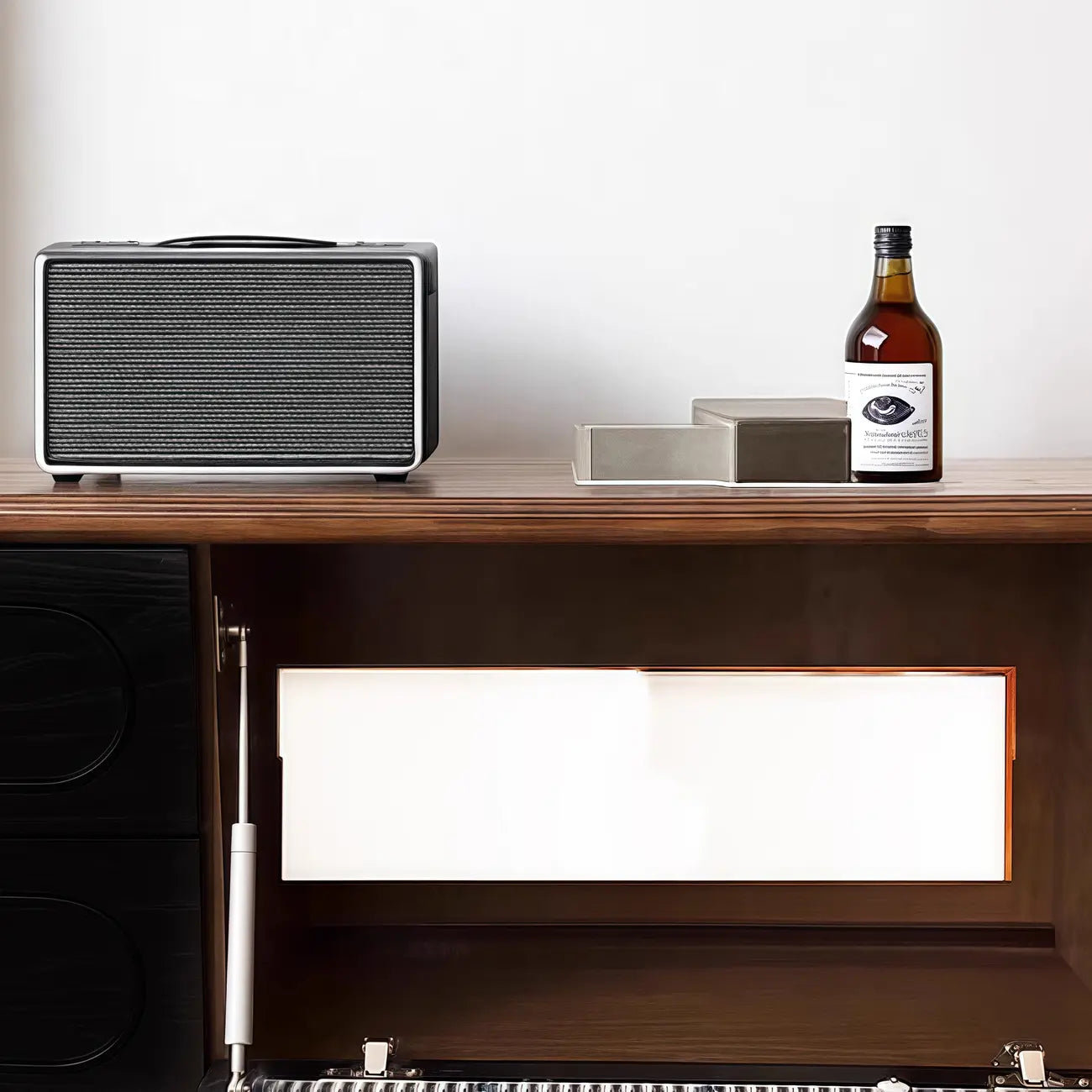 Meuble TV moderne en bois, long et à 4 tiroirs avec portes