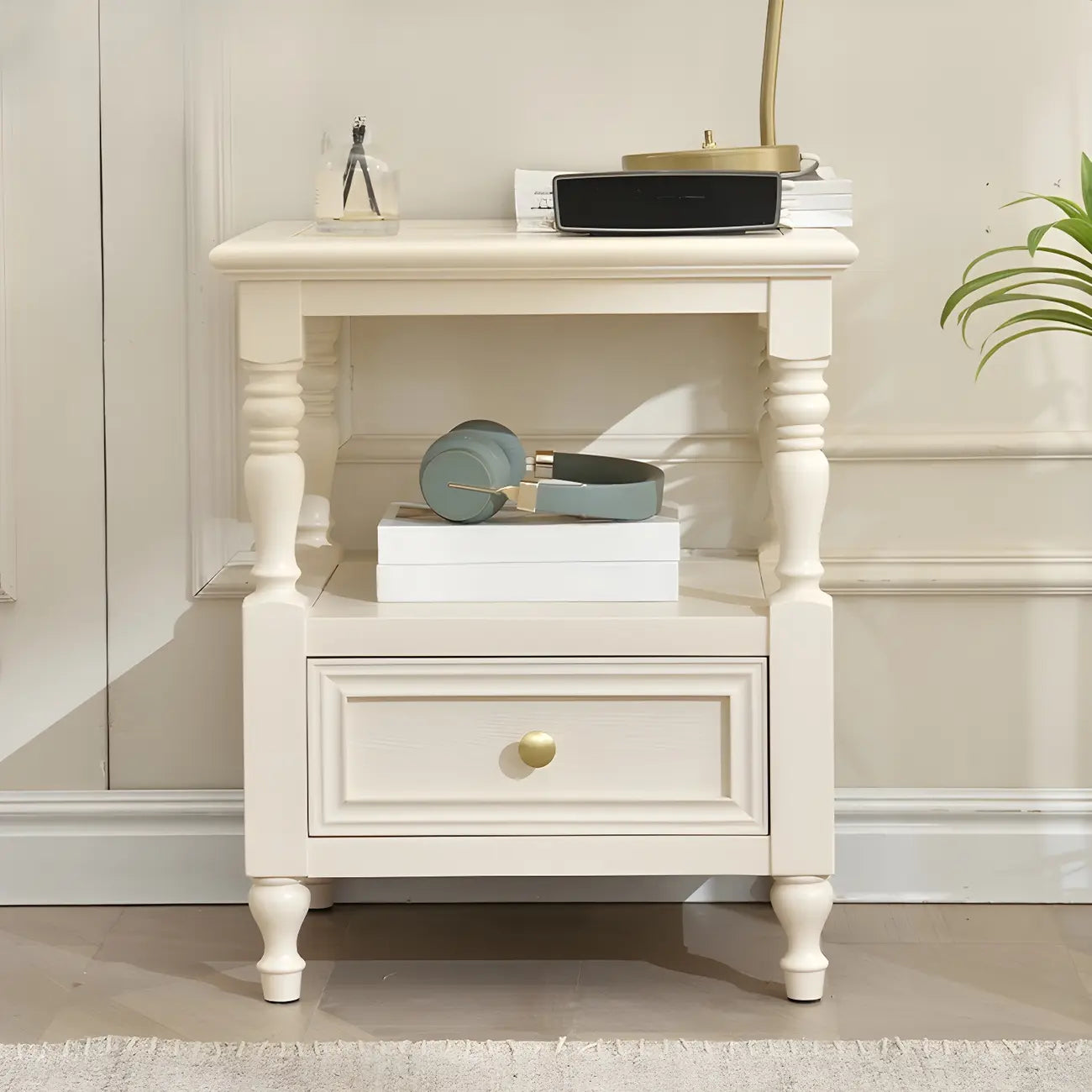 Table de chevet élégante en bois blanc avec tiroir et rangement ouvert