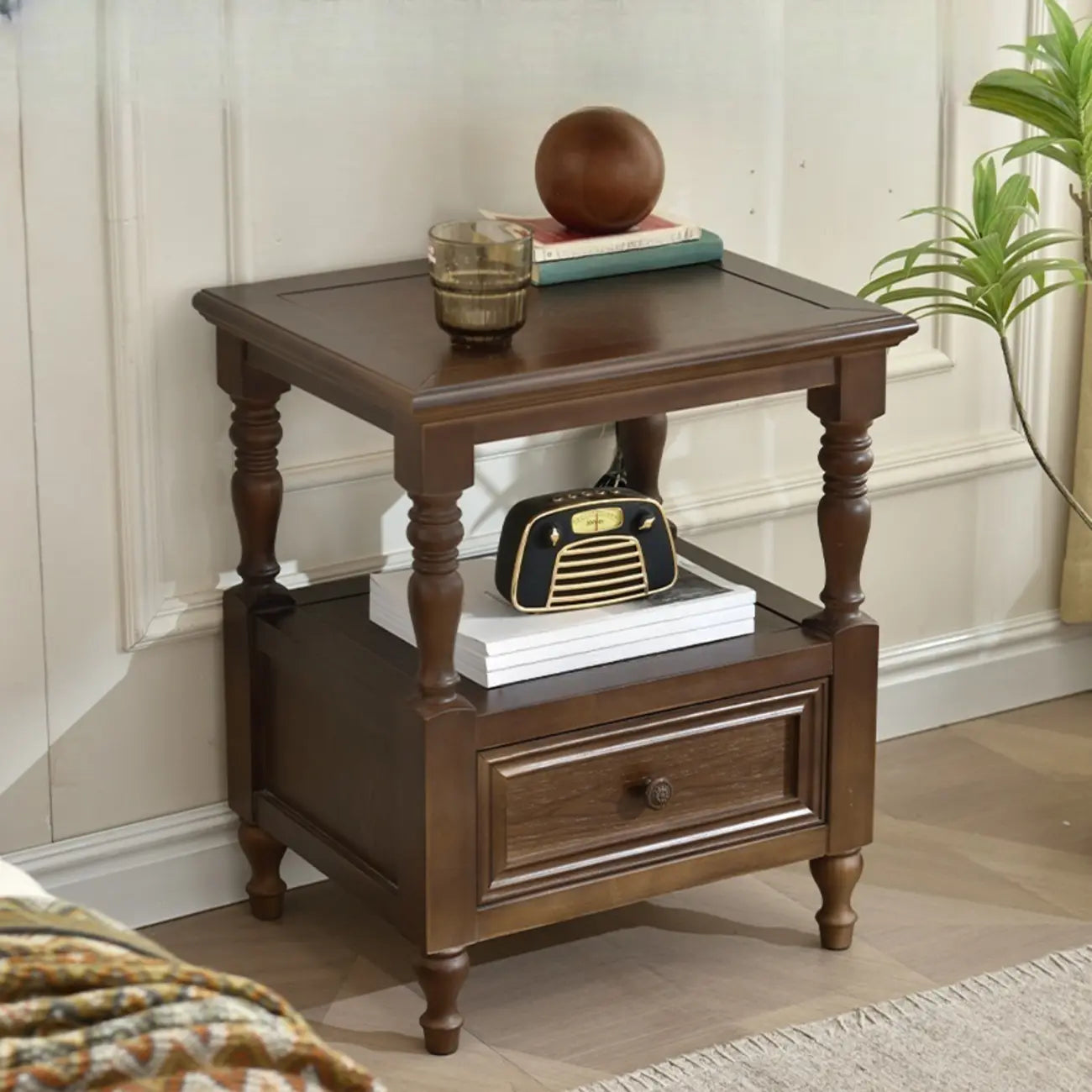 Table de chevet élégante en bois blanc avec tiroir et rangement ouvert