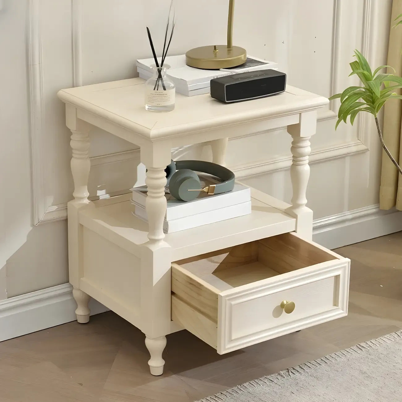 Table de chevet élégante en bois blanc avec tiroir et rangement ouvert