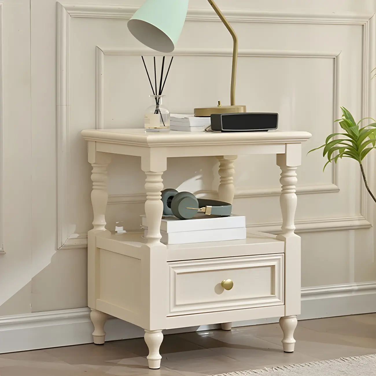 Table de chevet élégante en bois blanc avec tiroir et rangement ouvert