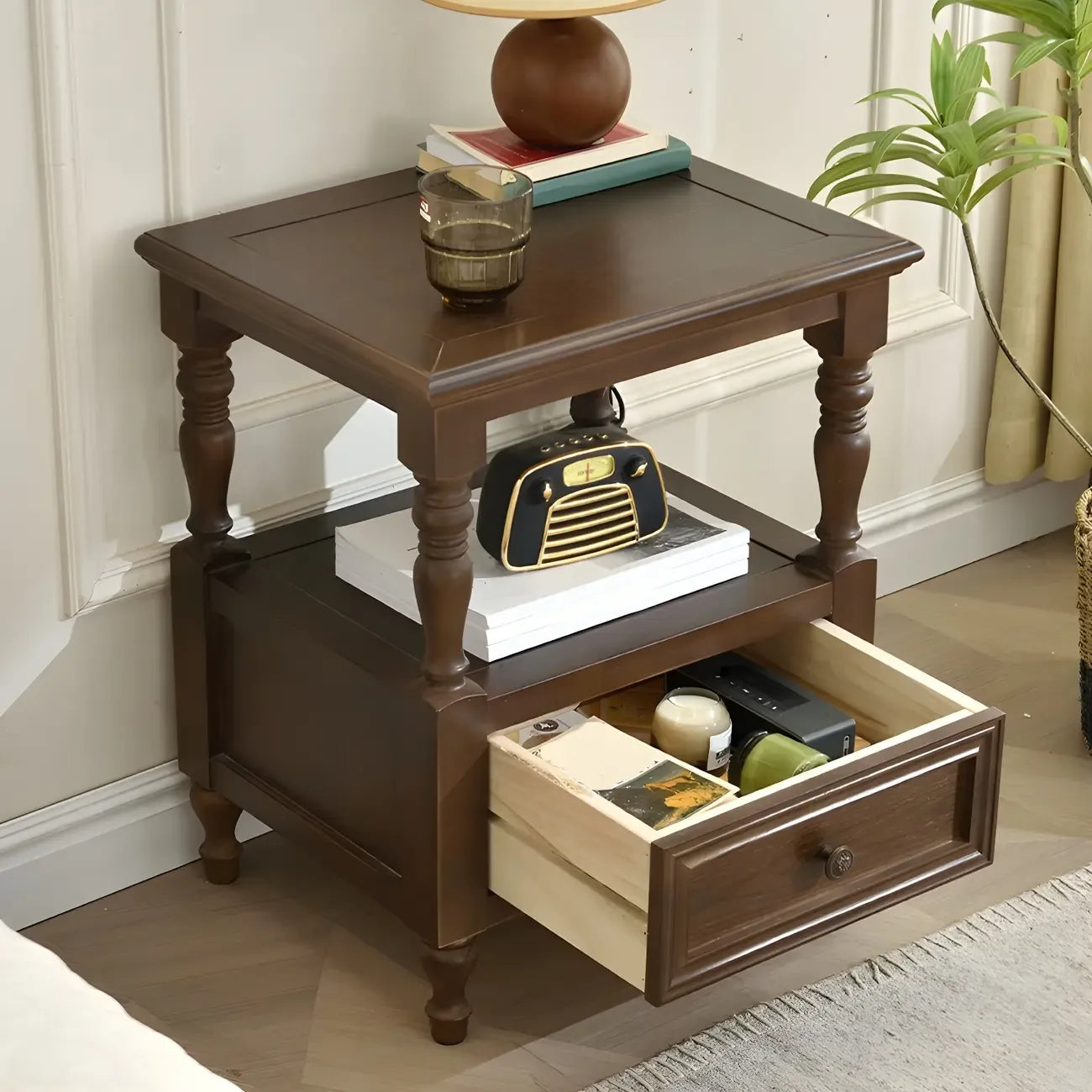 Table de chevet élégante en bois blanc avec tiroir et rangement ouvert