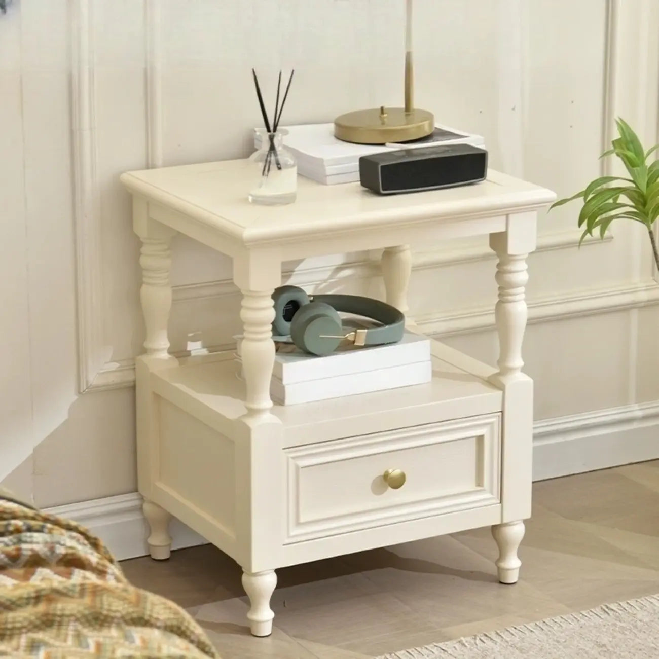 Table de chevet élégante en bois blanc avec tiroir et rangement ouvert
