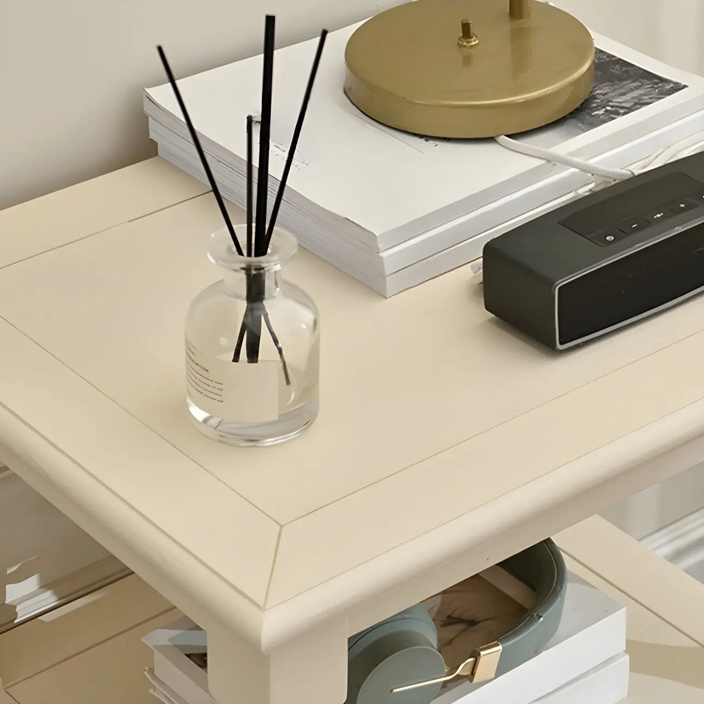 Table de chevet élégante en bois blanc avec tiroir et rangement ouvert