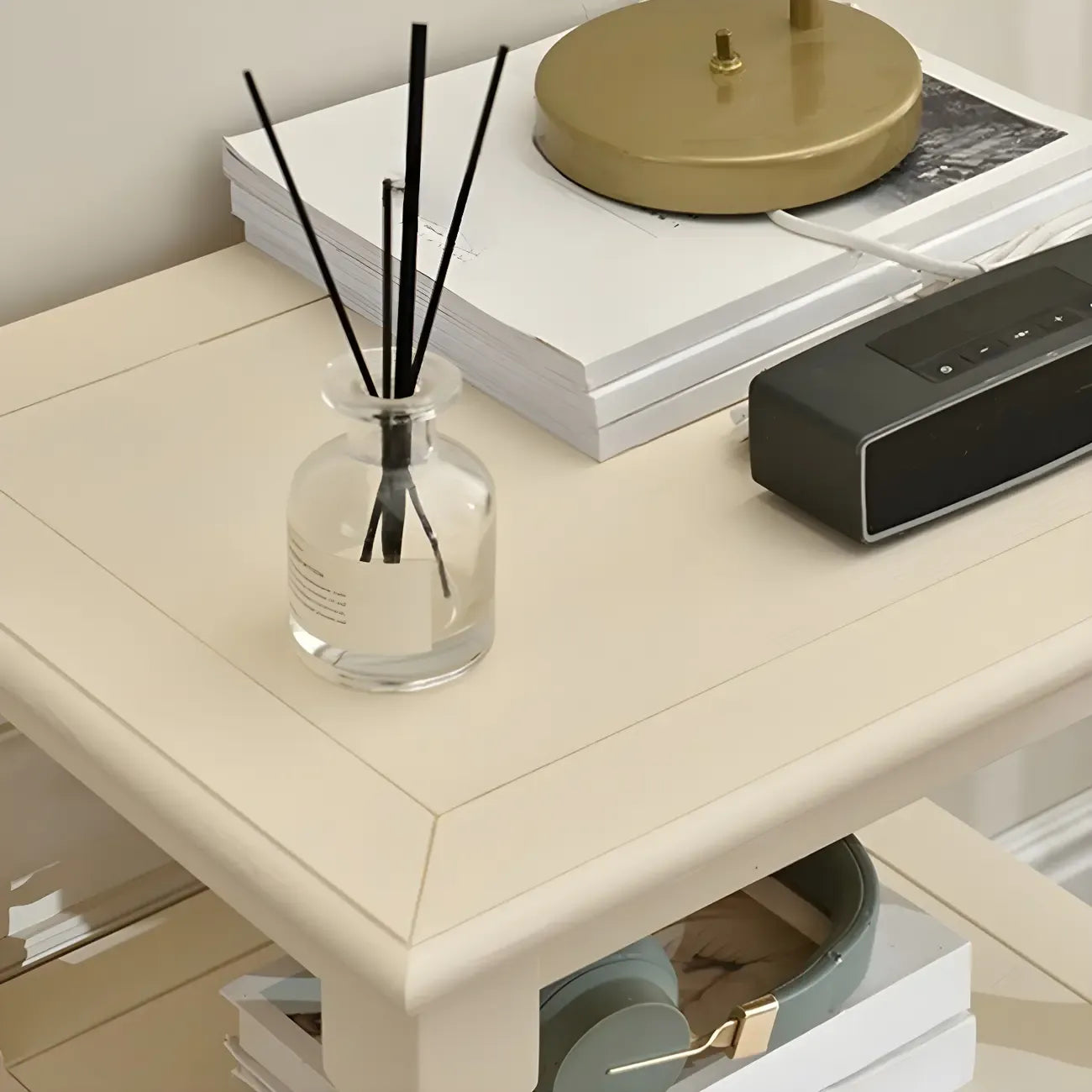 Table de chevet élégante en bois blanc avec tiroir et rangement ouvert