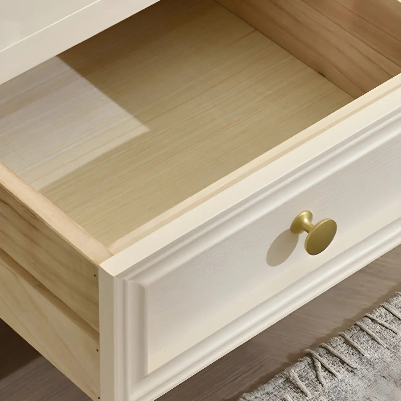 Table de chevet élégante en bois blanc avec tiroir et rangement ouvert