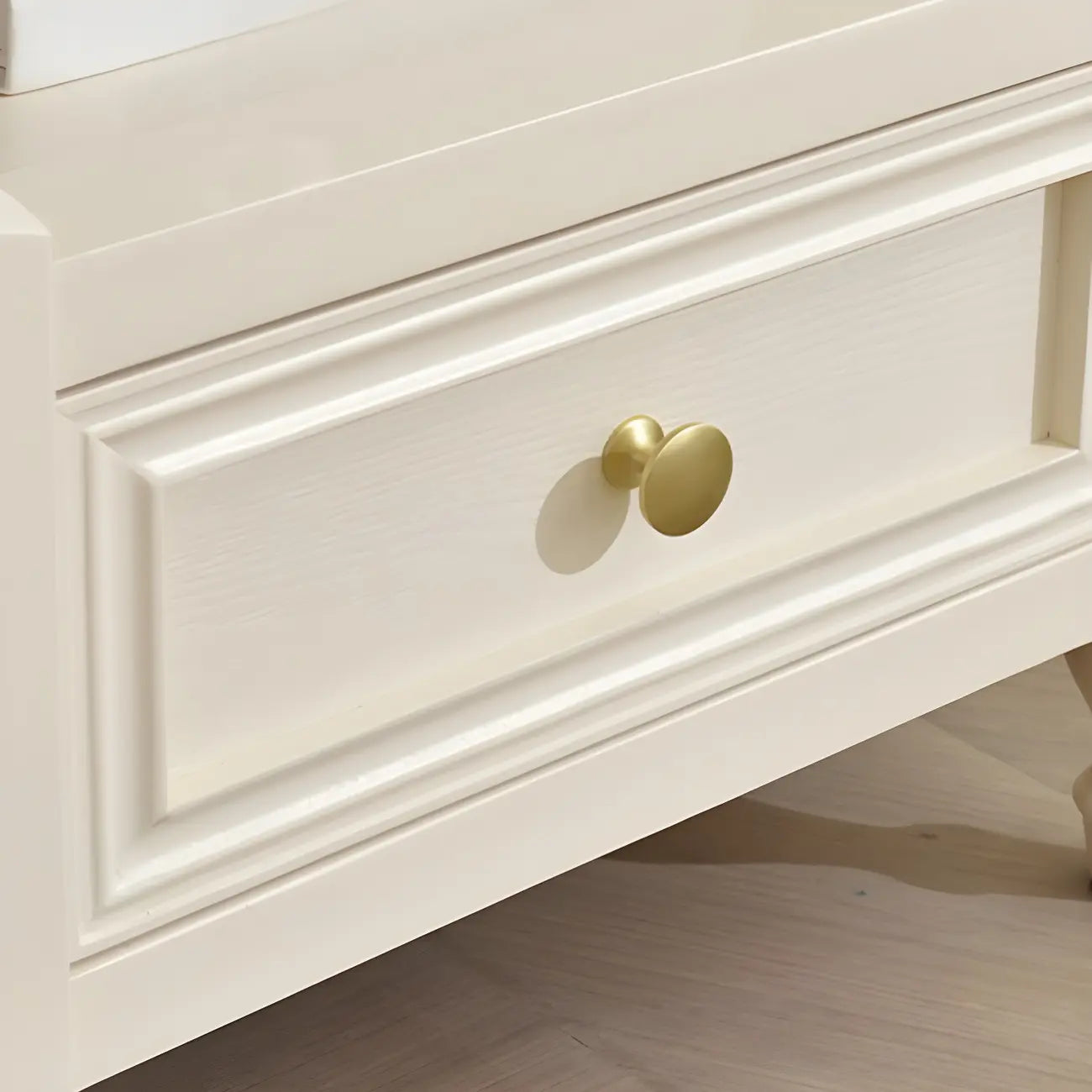 Table de chevet élégante en bois blanc avec tiroir et rangement ouvert