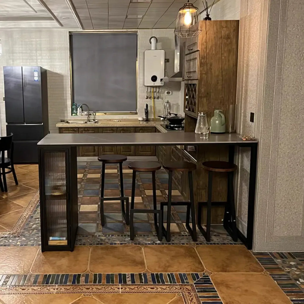 Tables de bar modernes en pierre grise avec base en métal et rangements pour la cuisine