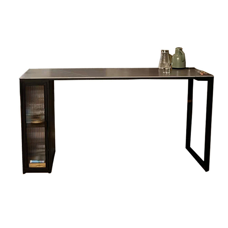 Tables de bar modernes en pierre grise avec base en métal et rangements pour la cuisine
