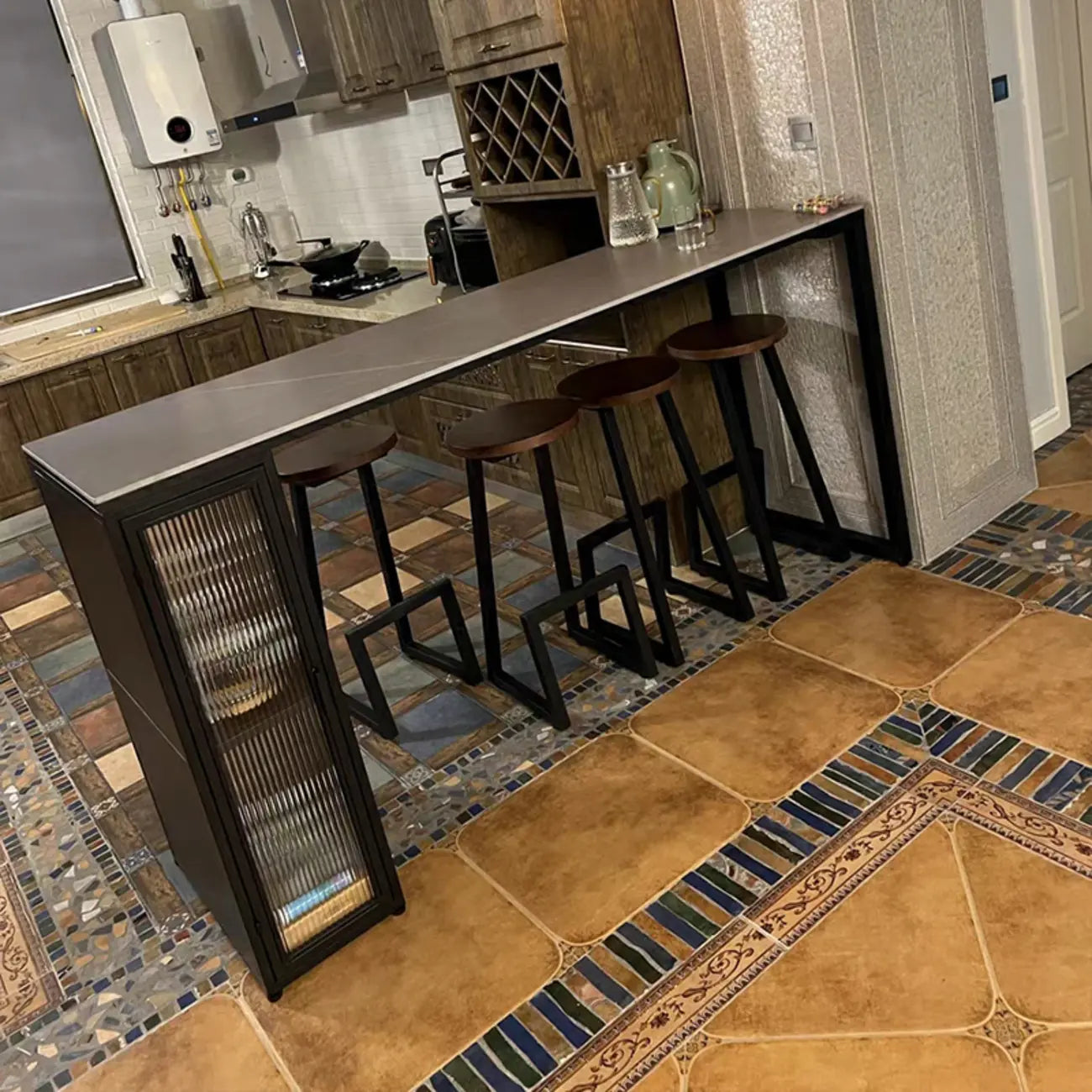 Tables de bar modernes en pierre grise avec base en métal et rangements pour la cuisine
