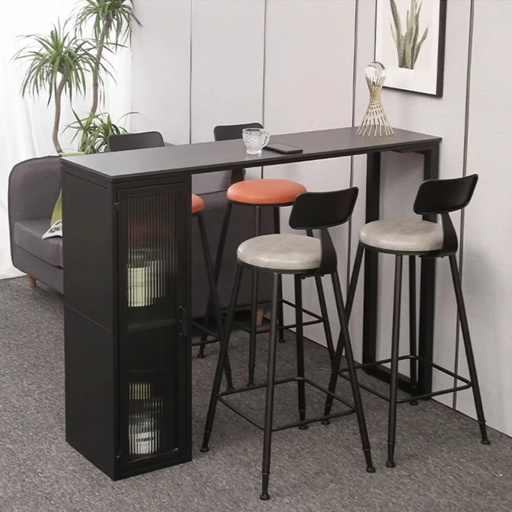 Tables de bar modernes en pierre grise avec base en métal et rangements pour la cuisine