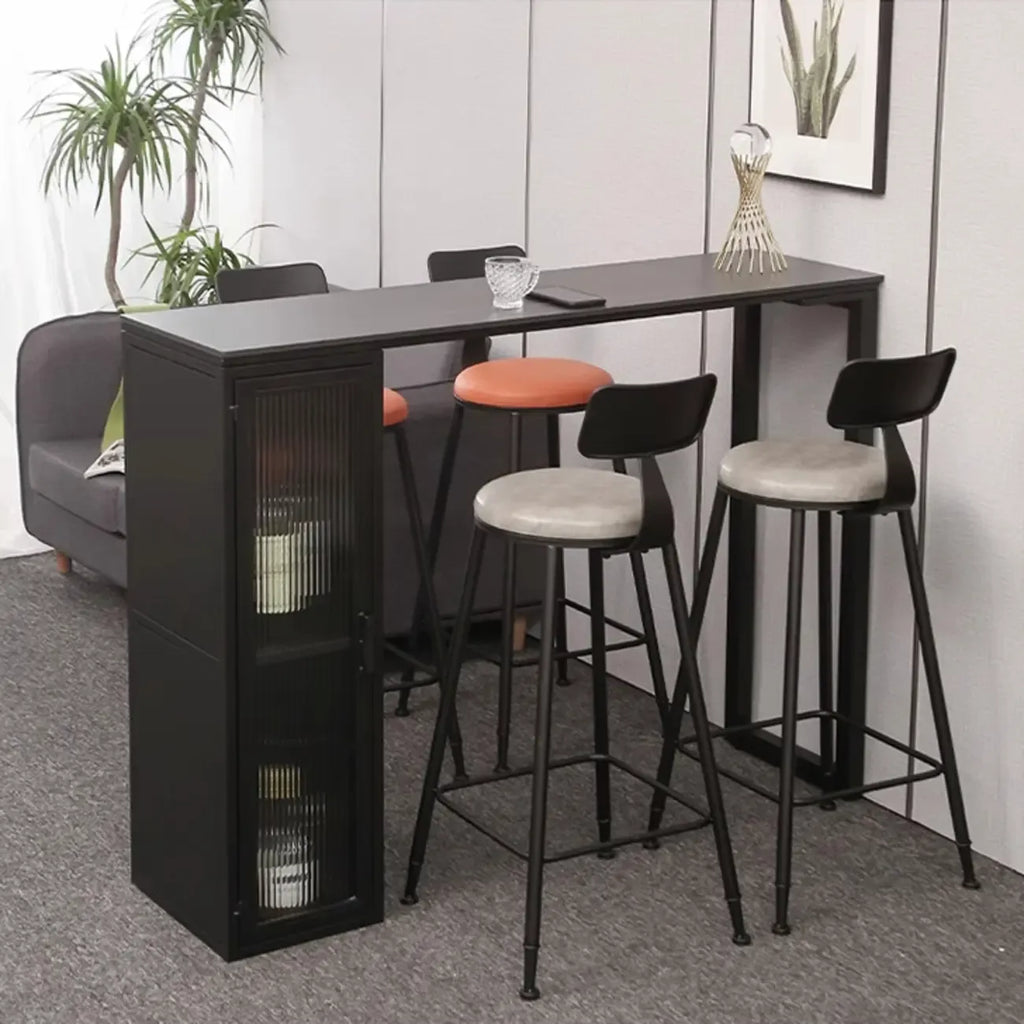 Tables de bar modernes en pierre grise avec base en métal et rangements pour la cuisine