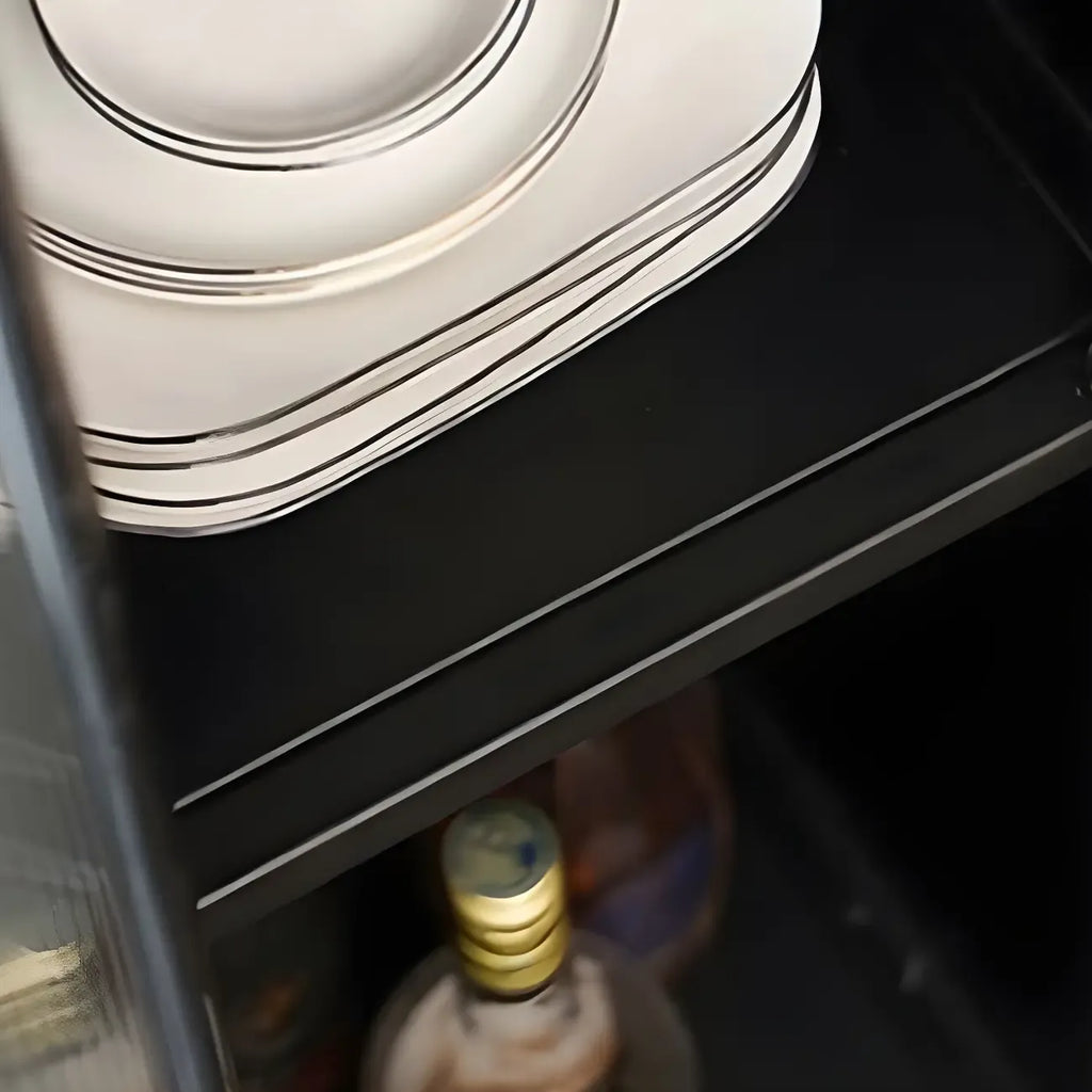 Tables de bar modernes en pierre grise avec base en métal et rangements pour la cuisine