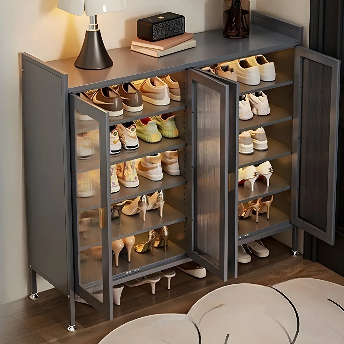 Armoire à chaussures élégante en métal gris avec serrure à code pour entrée