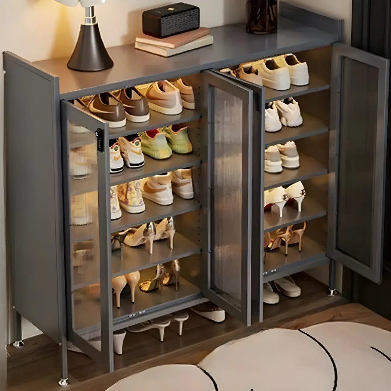 Armoire à chaussures élégante en métal gris avec serrure à code pour entrée