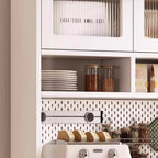 Buffet de cuisine avec étagères ouvertes en bois et porte vitrée cintrée