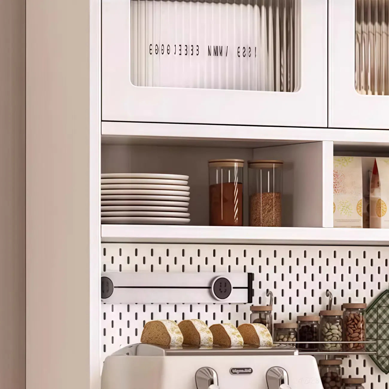 Buffet de cuisine avec étagères ouvertes en bois et porte vitrée cintrée