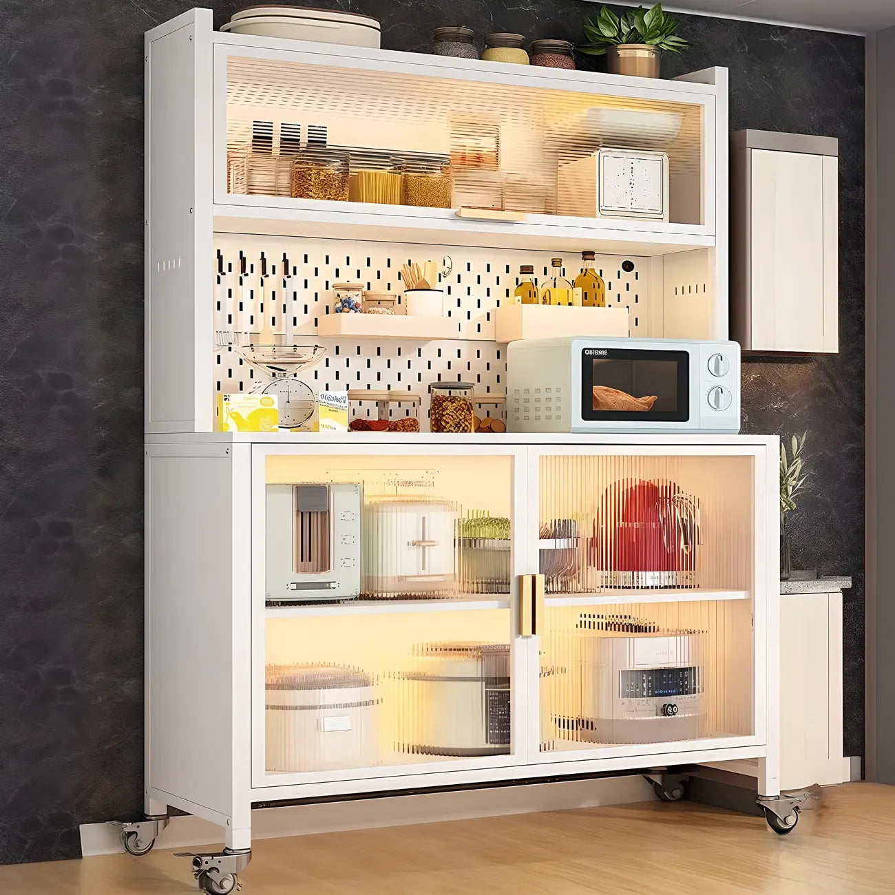 Buffet mobile en métal ouvert avec portes vitrées