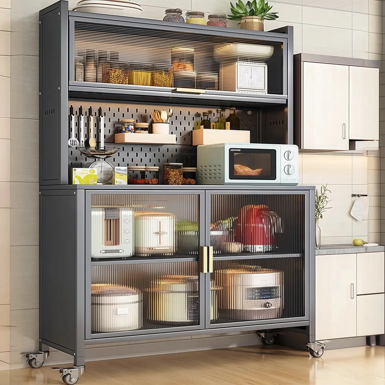 Buffet mobile en métal ouvert avec portes vitrées