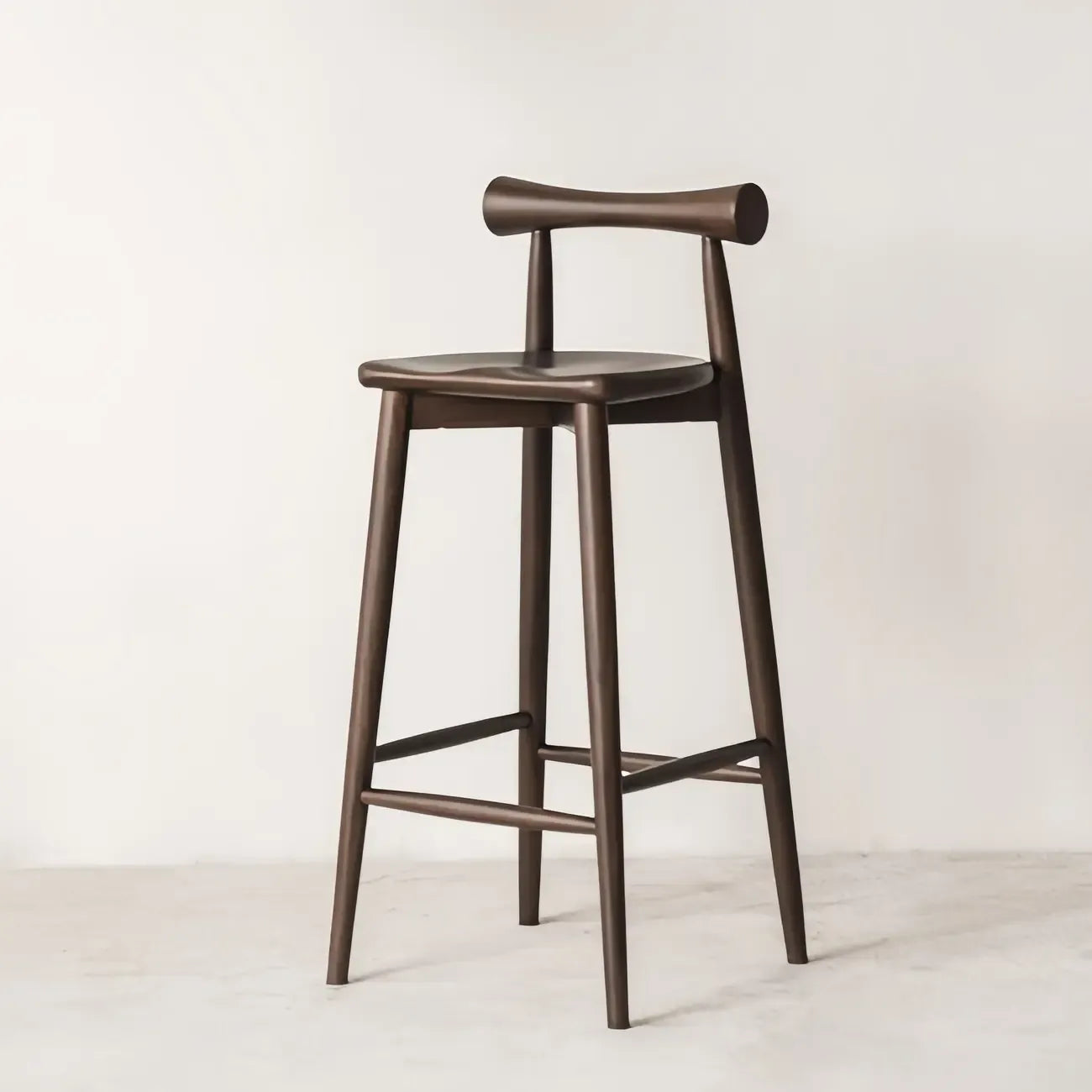 Tabourets de bar minimalistes en bois noir avec dossier