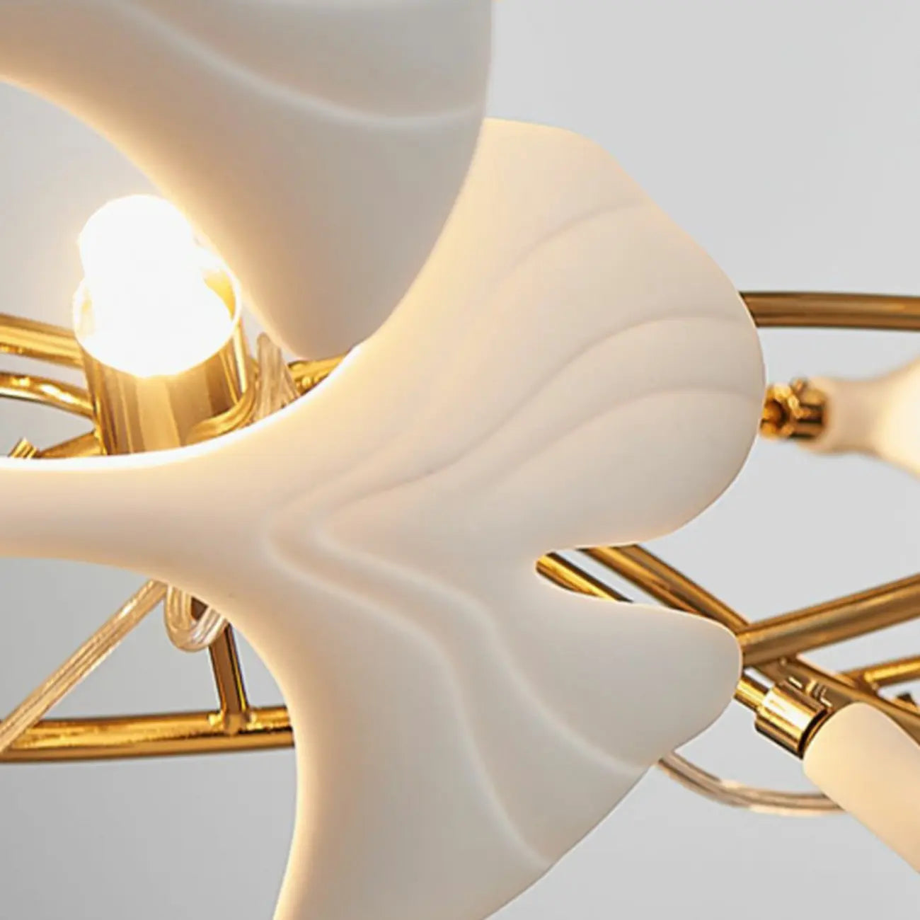 Suspension îlot en céramique dorée à 6 lumières de forme irrégulière