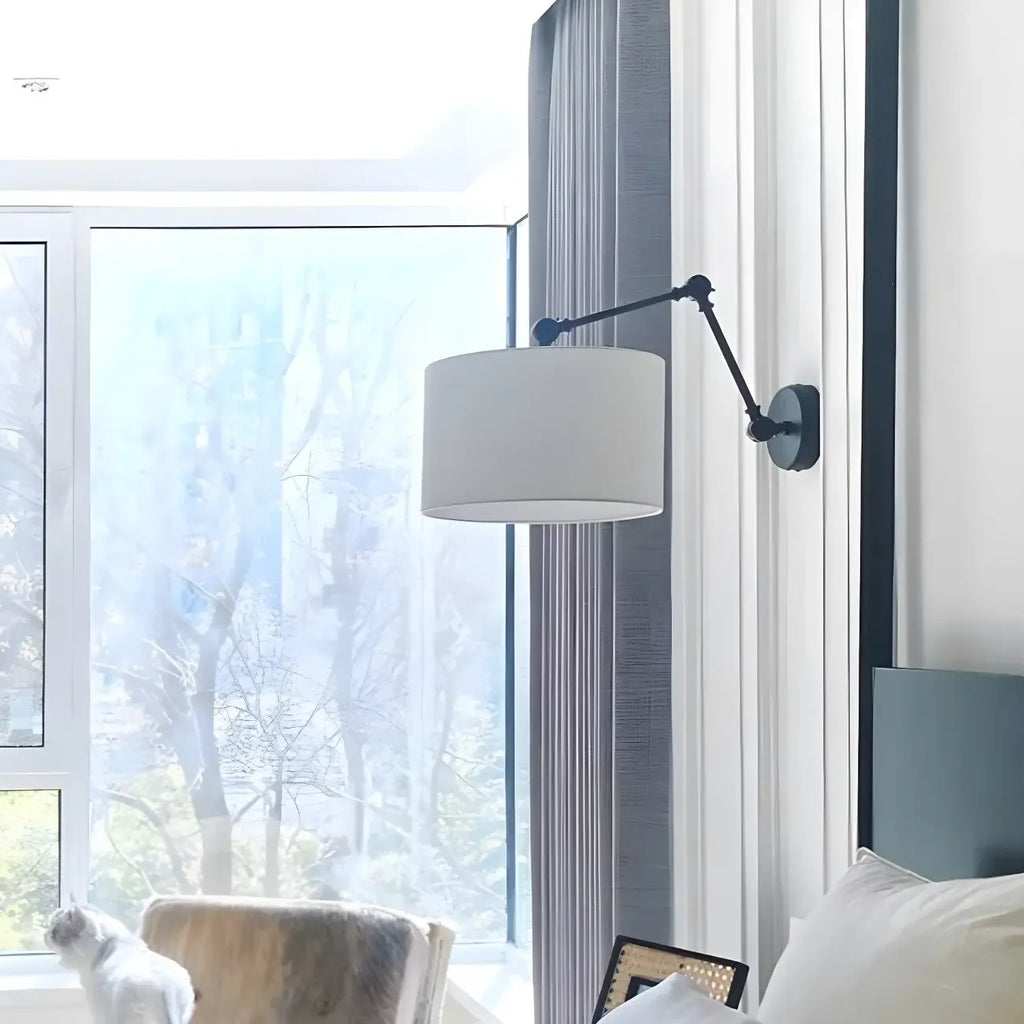 Applique murale noire à bras articulé en métal avec abat-jour en tissu blanc