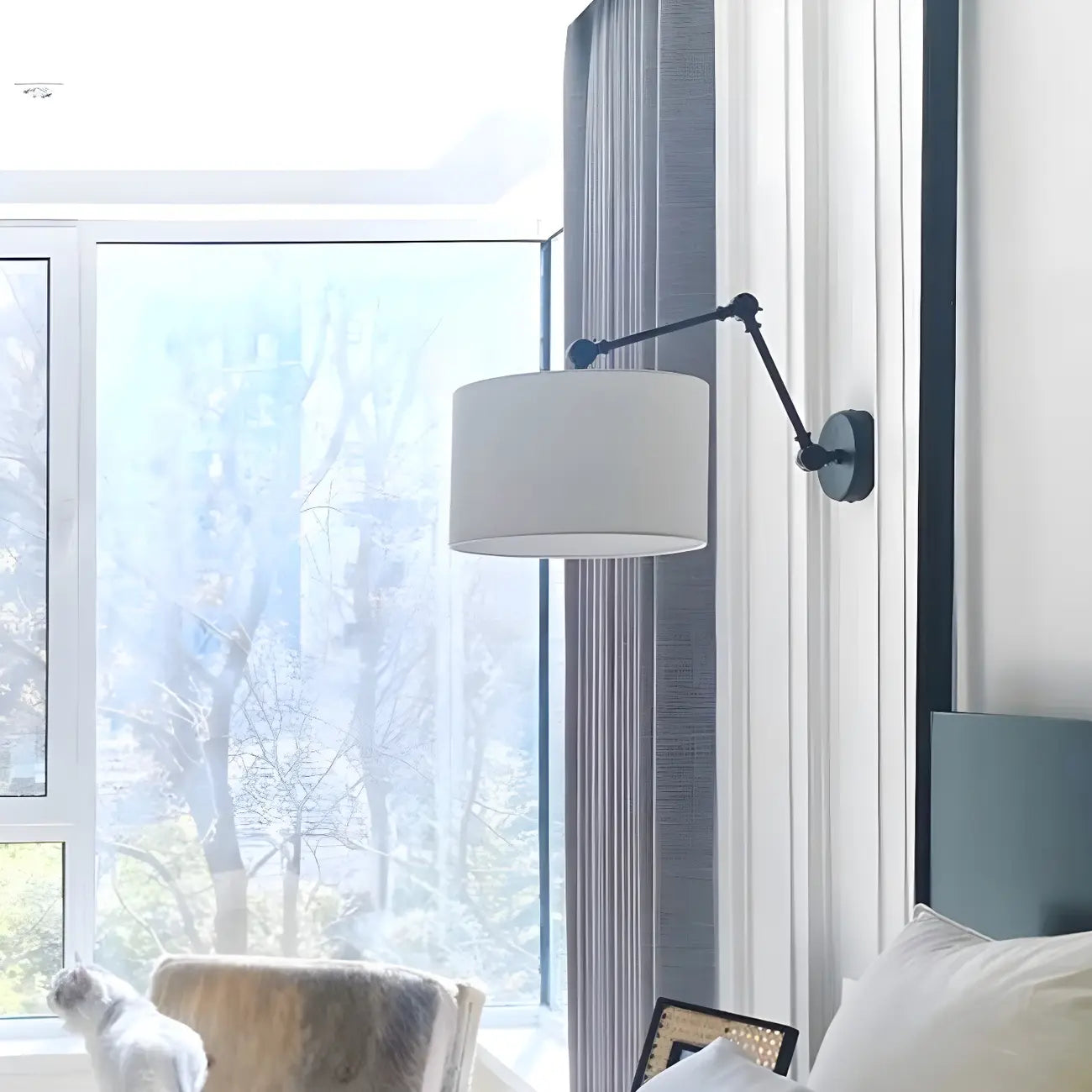 Applique murale noire à bras articulé en métal avec abat-jour en tissu blanc