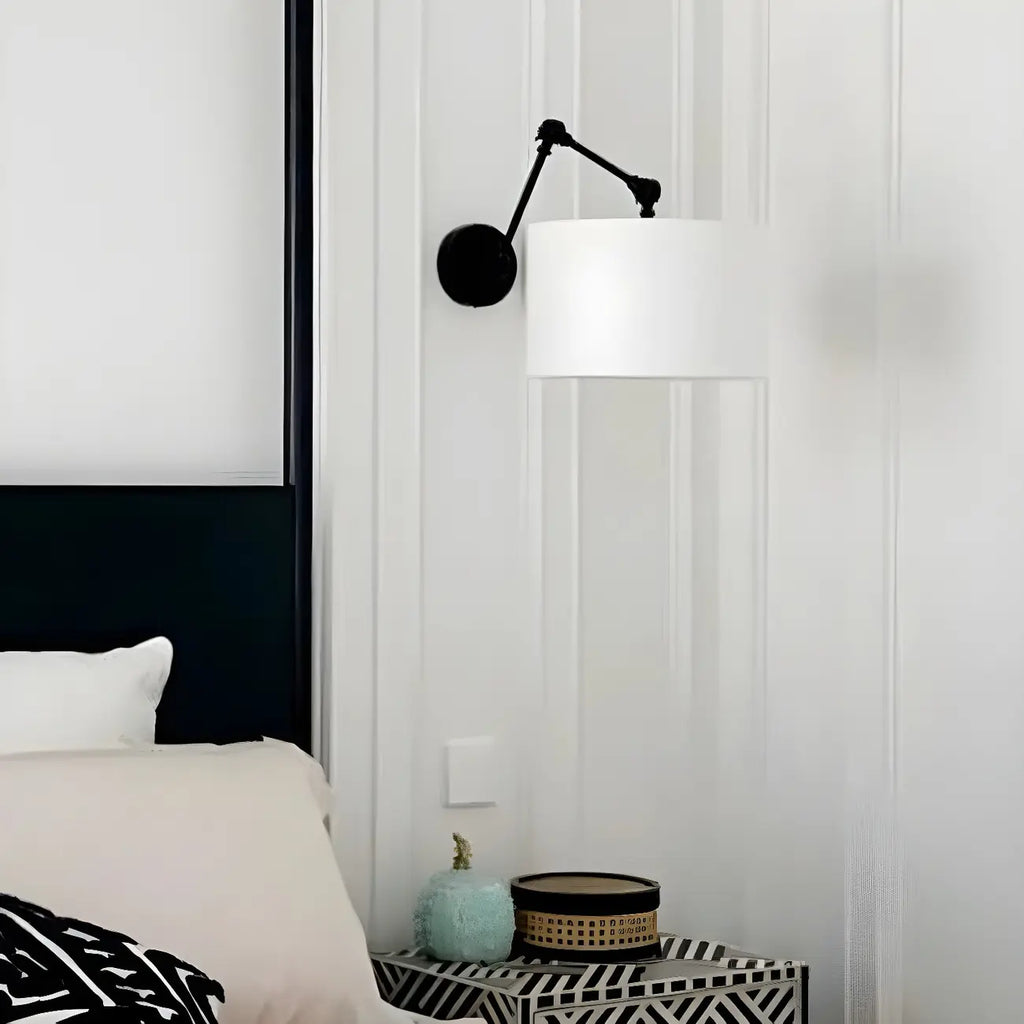 Applique murale noire à bras articulé en métal avec abat-jour en tissu blanc