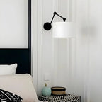 Applique murale noire à bras articulé en métal avec abat-jour en tissu blanc