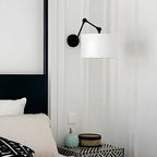 Applique murale noire à bras articulé en métal avec abat-jour en tissu blanc