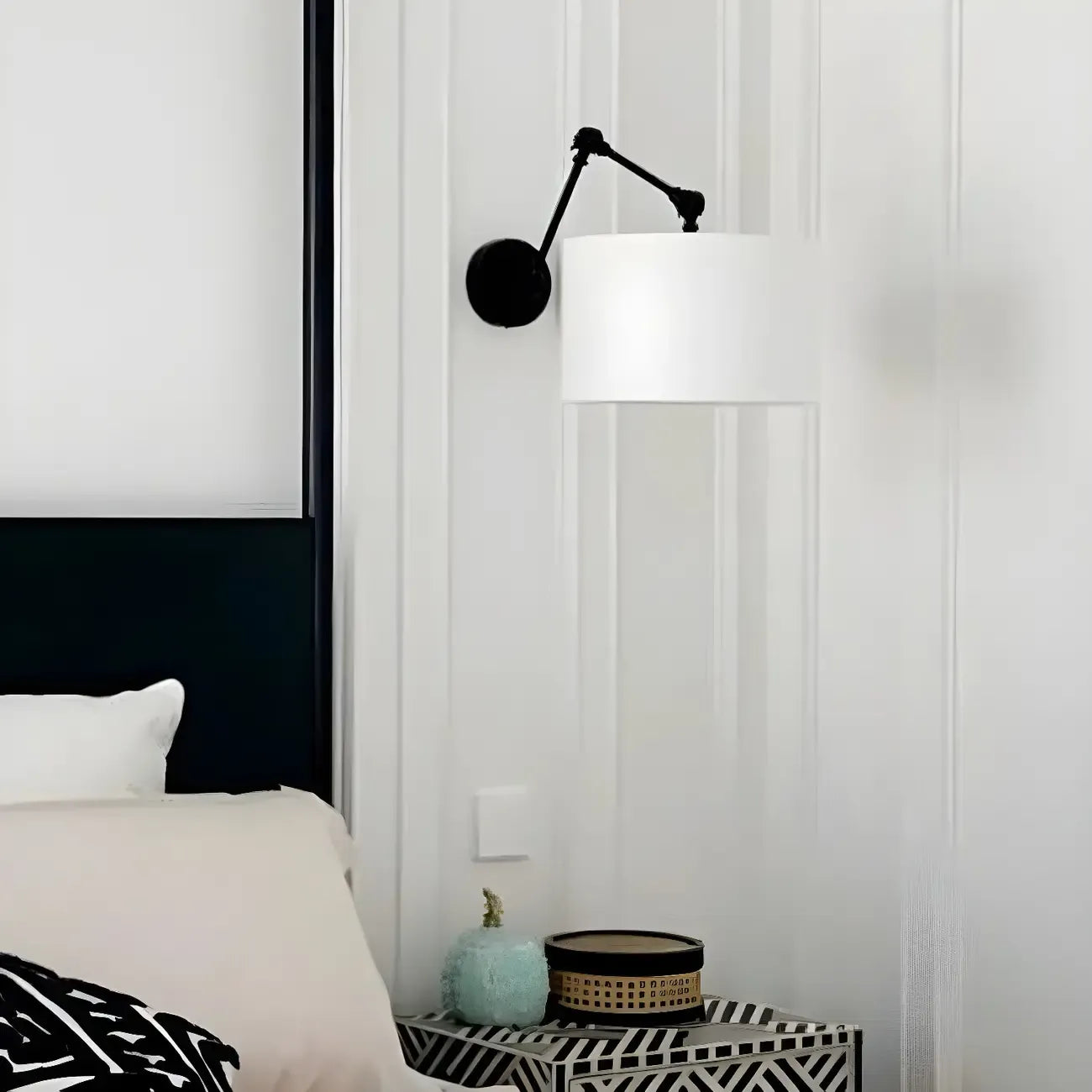 Applique murale noire à bras articulé en métal avec abat-jour en tissu blanc