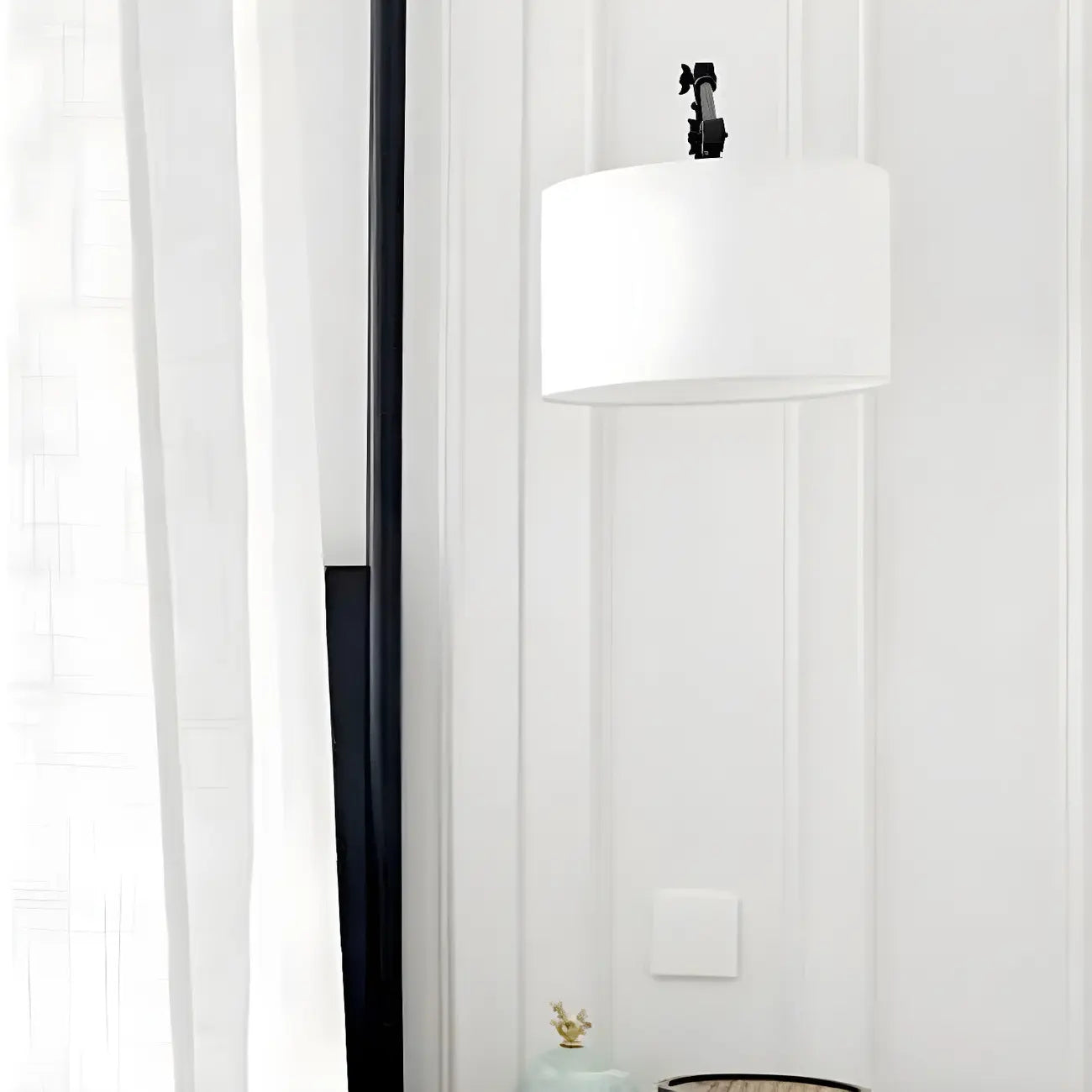 Applique murale noire à bras articulé en métal avec abat-jour en tissu blanc
