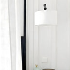 Applique murale noire à bras articulé en métal avec abat-jour en tissu blanc