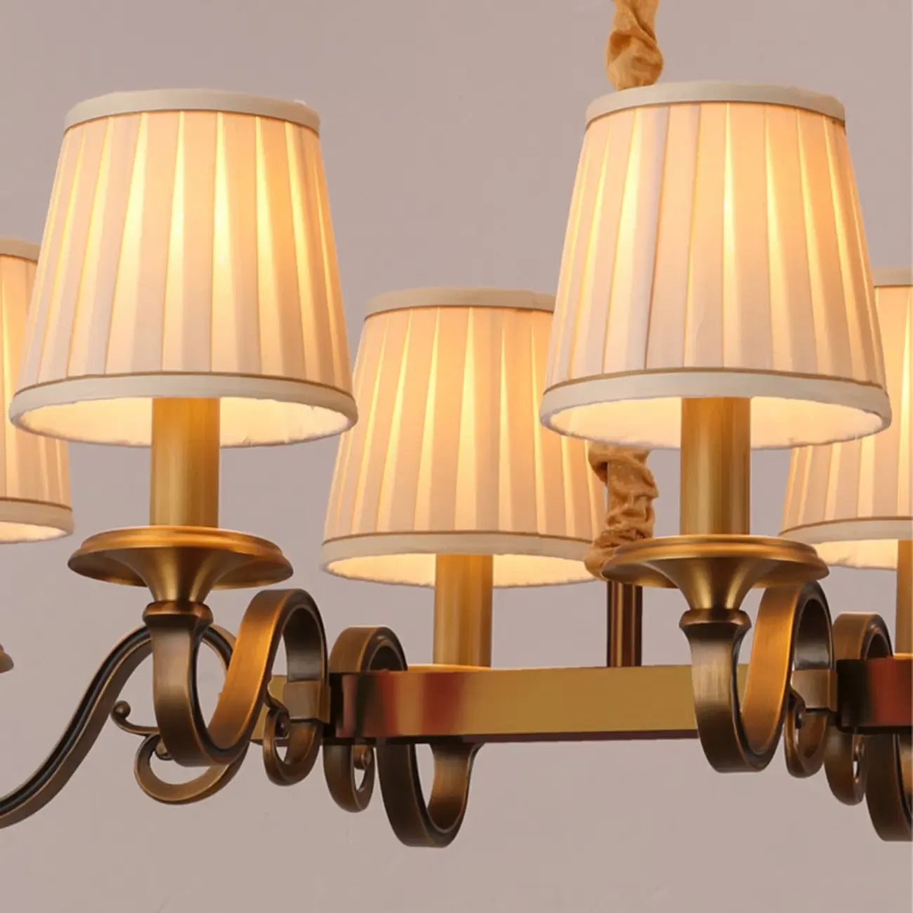 Lampadario a sospensione moderno regolabile color oro con paralume in tessuto