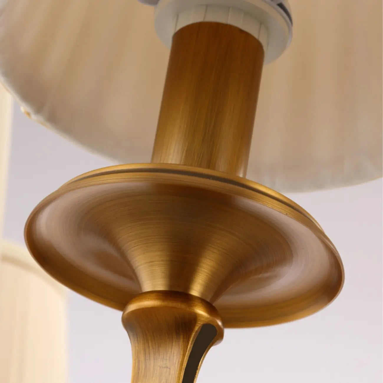 Lampadario a sospensione moderno regolabile color oro con paralume in tessuto