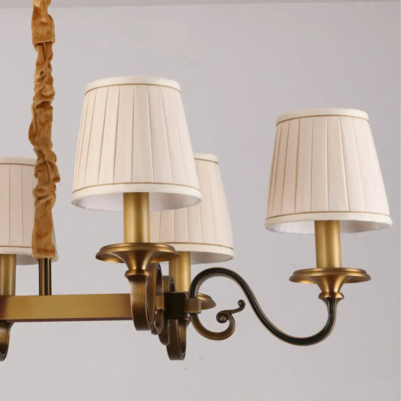 Lampadario a sospensione moderno regolabile color oro con paralume in tessuto