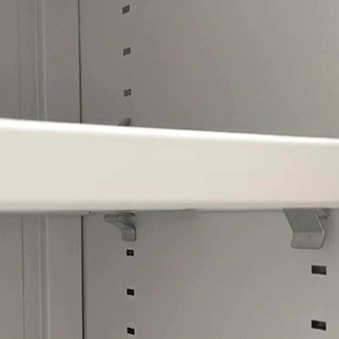Armoire à chaussures réglable en métal blanc-gris pour entrée